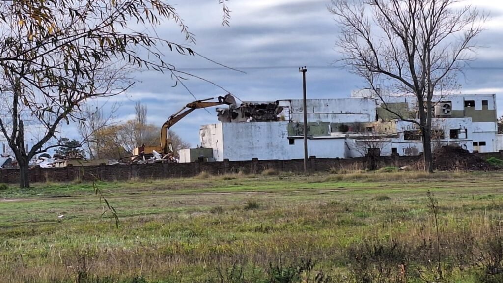 Tiran abajo el ex frigorífico Indio Pampa