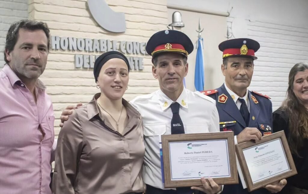 Distinguen a dos bomberos voluntarios