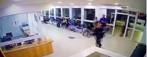 Policías salvan la vida de un niño